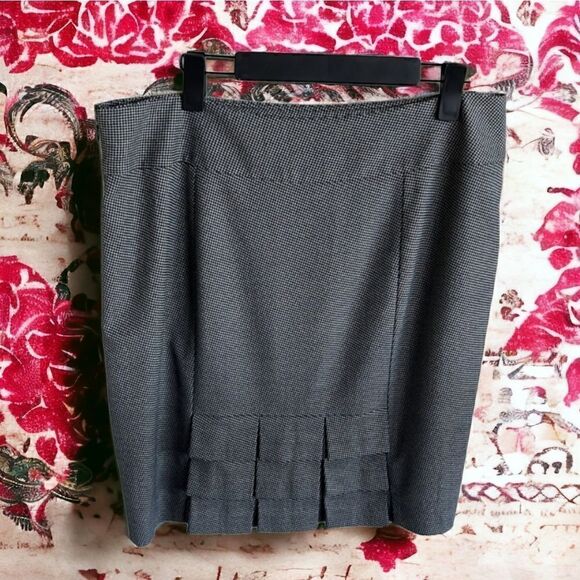 The Limited Ruffled Back Skirt Size 14 - Picture 4 of 5